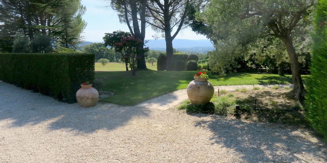 Lourmarin, a domain nearby the village - Stone Investment