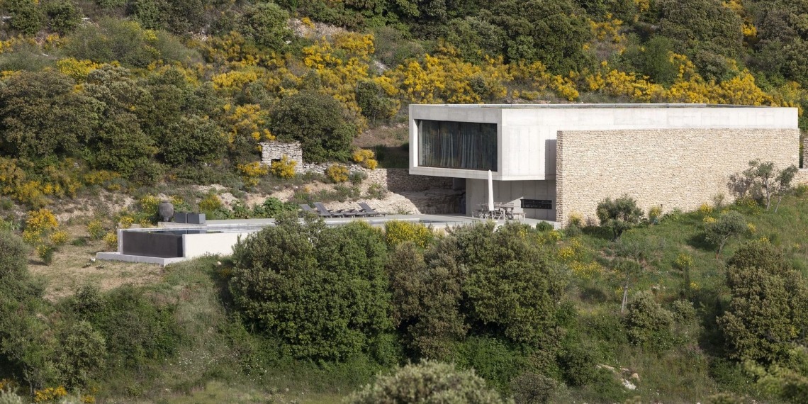 Maison contemporaine à Bonnieux, Luberon : dans un écrin minéral et sauvage